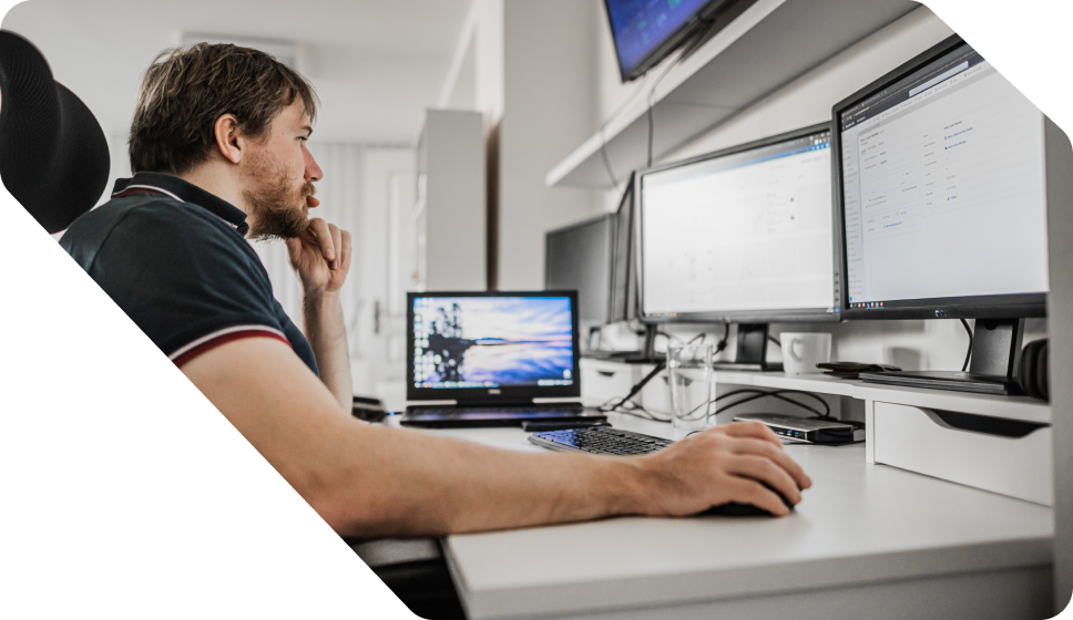 Rozlobená žena kvůli nefunkčnímu mobilu