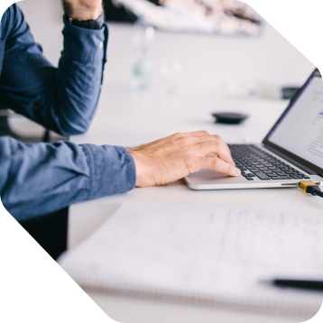 Fotografie ruky na notebooku