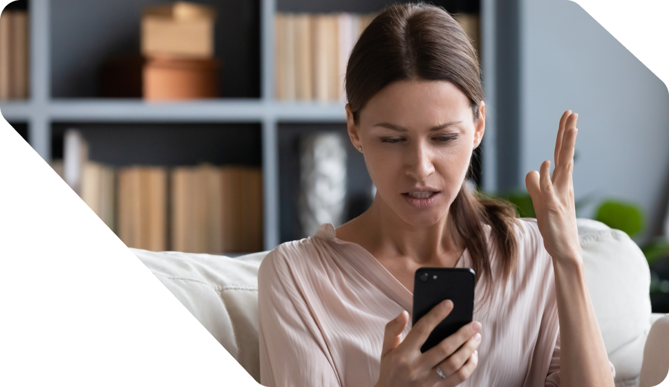 Rozlobená žena kvůli nefunkčnímu mobilu